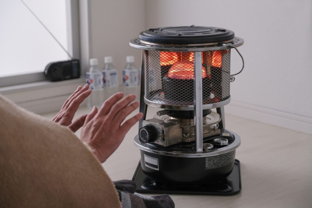 火のついた暖かそうな石油ストーブ