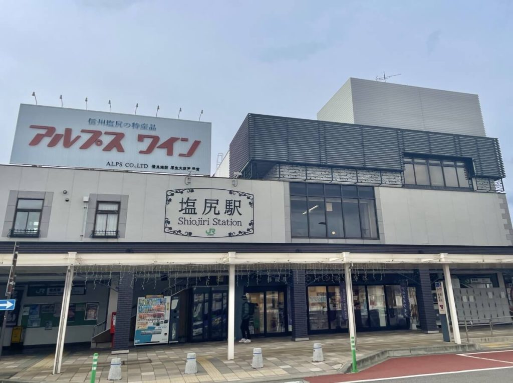 塩尻駅前、アルプスワインの看板