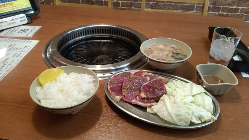 東山食堂、ジンギスカン定食。ごはん、焼網、スープ