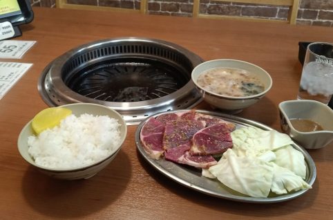 東山食堂、ジンギスカン定食。ごはん、焼網、スープ
