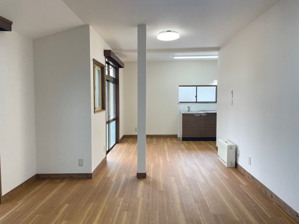 中古一戸建てはリフォーム済みです。全１９帖のリビングダイニングキッチン。フローリングで明るい光が入る。奥の６畳がキッチンスペース。