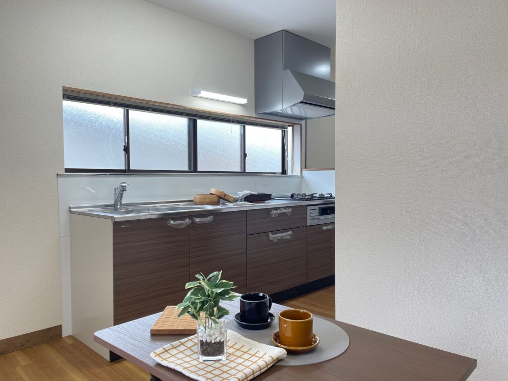 中古一戸建てですが、キッチンスペースは水回りをリフォームして使いやすくしています。正面から採光して明るいキッチンです。