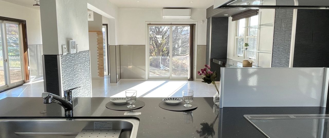 松本市内田中古一戸建てアイランドキッチンからダイニングの眺め