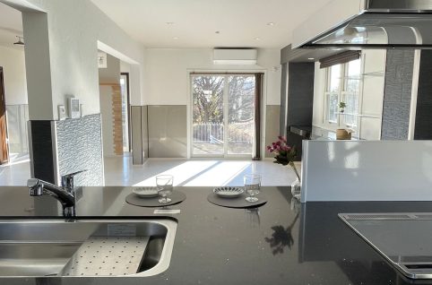 松本市内田中古一戸建てアイランドキッチンからダイニングの眺め