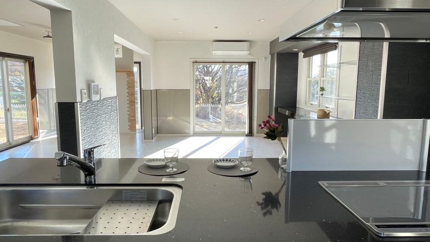 松本市内田中古一戸建てアイランドキッチンからダイニングの眺め