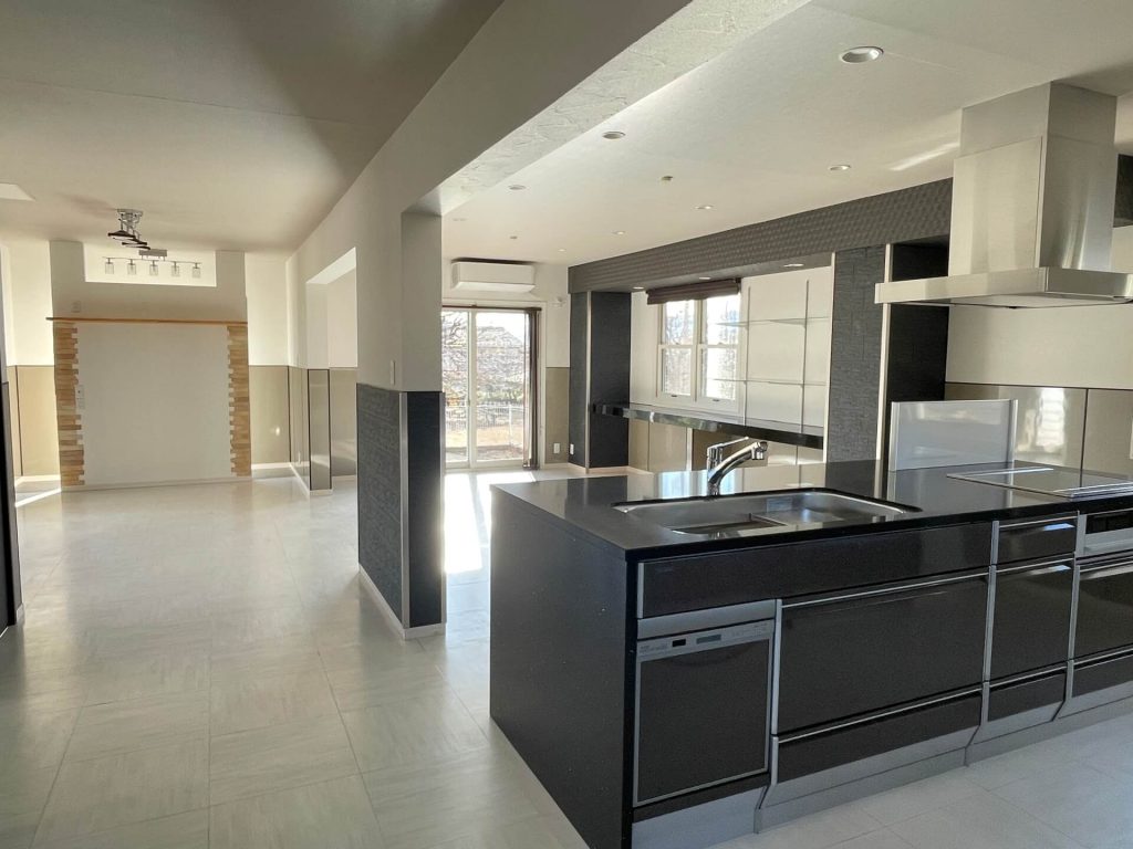 松本市内田中古一戸建ての開放感あるひろびろダイニングキッチンは明るい雰囲気