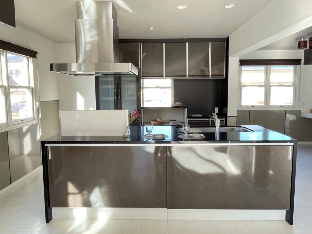 松本市内田中古一戸建て、アイランドキッチンも広々しています