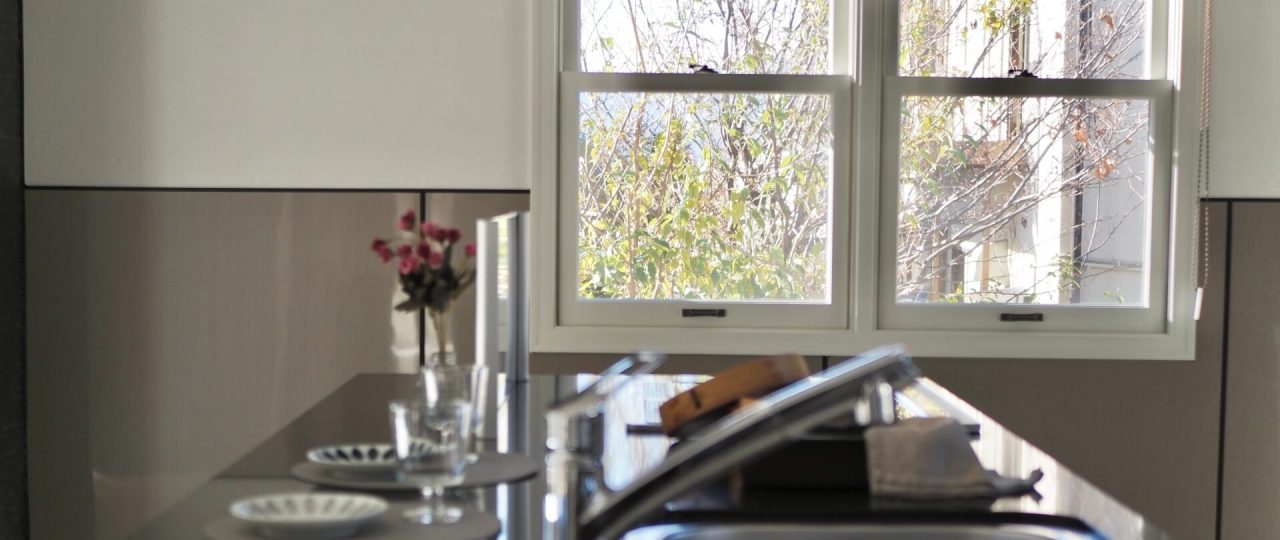 松本市内田中古一戸建てのアイランドキッチン、シンクへも大きな窓から明るい採光ができます。