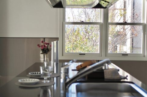 松本市内田中古一戸建てのアイランドキッチン、シンクへも大きな窓から明るい採光ができます。
