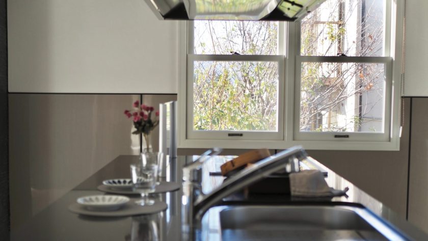 松本市内田中古一戸建てのアイランドキッチン、シンクへも大きな窓から明るい採光ができます。