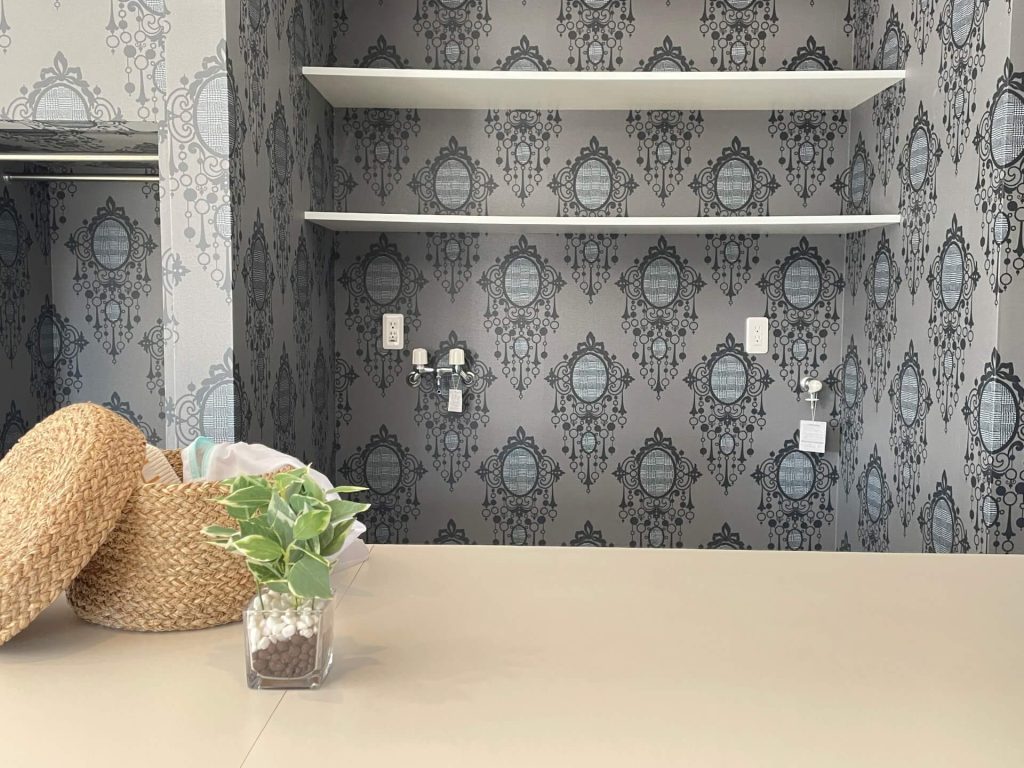 松本市内田中古一戸建ての多目的ルーム。洗濯機を置けるスペースと蛇口があります