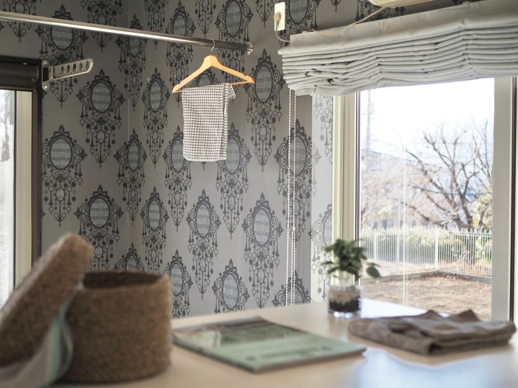 松本市内田中古一戸建ての多目的ルーム。窓はペアガラスです。