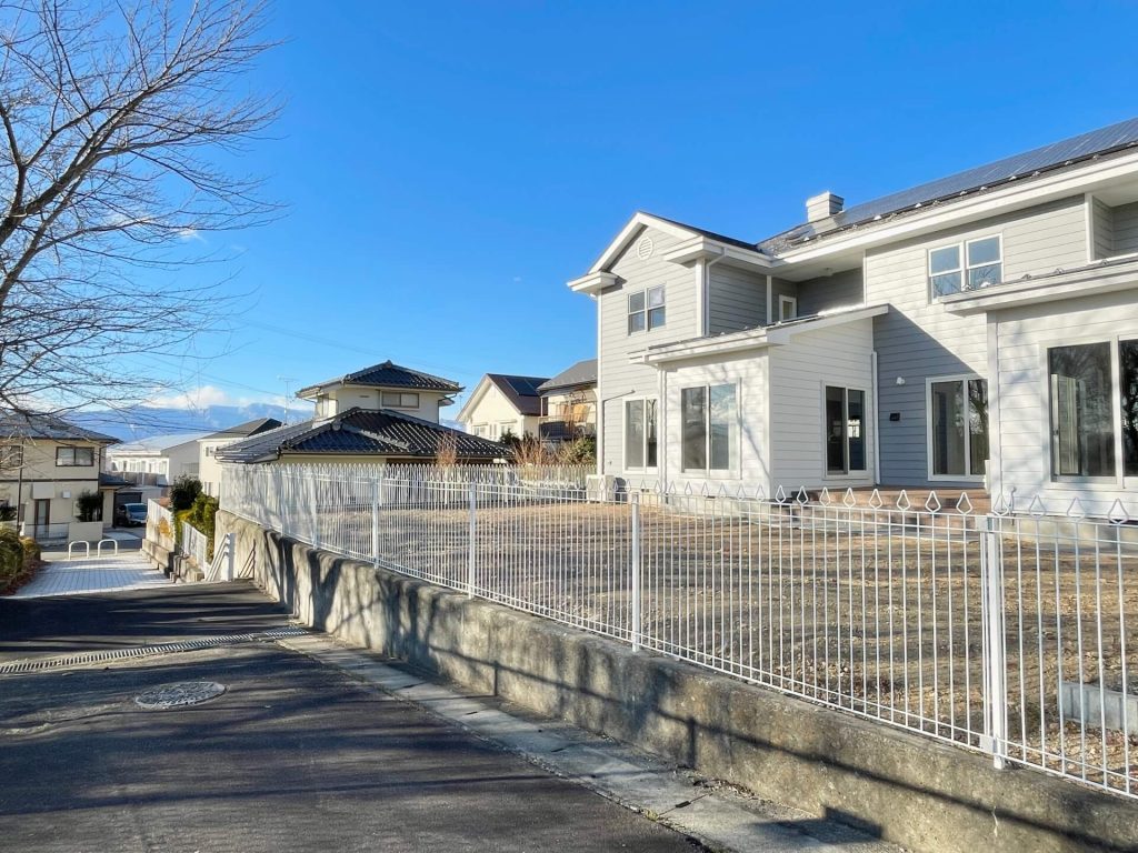 松本市内田のリフォーム済み中古一戸建て住宅です。広々と快適なお庭です。