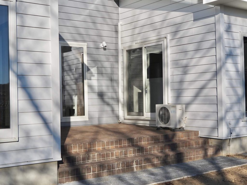 松本市内田のリフォーム済み中古一戸建て住宅です。日当たりの良いテラスです。