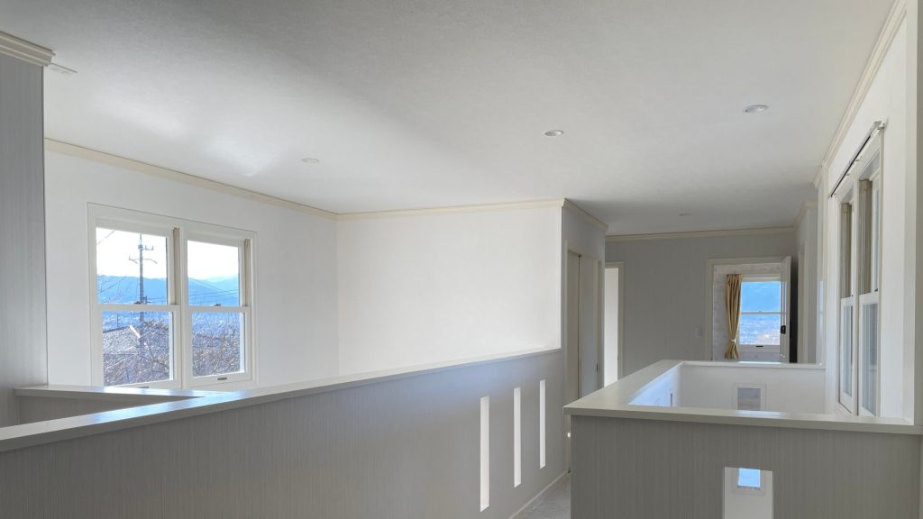 松本市内田中古一戸建ての2階美しい景色のピクチャウィンドウ