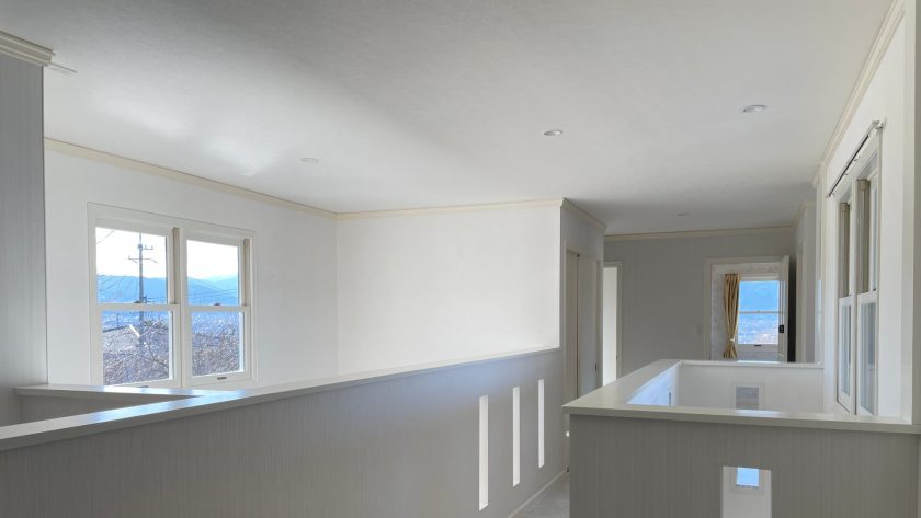 松本市内田中古一戸建ての2階美しい景色のピクチャウィンドウ