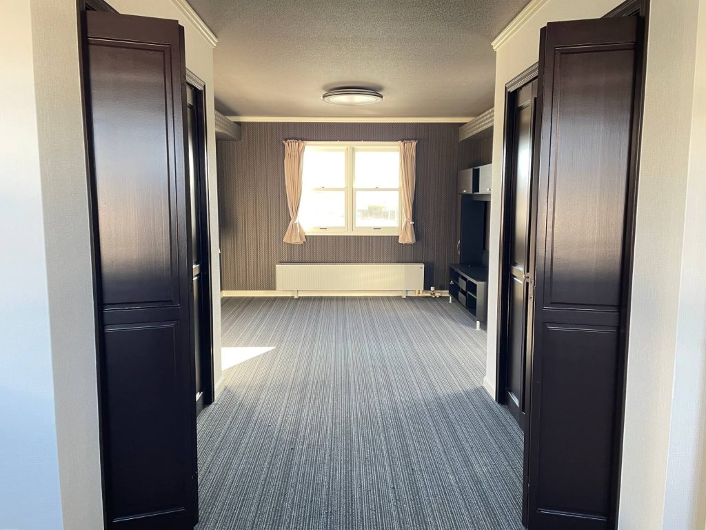 松本市内田中古一戸建ての2階のメインベッドルームは18帖と広々