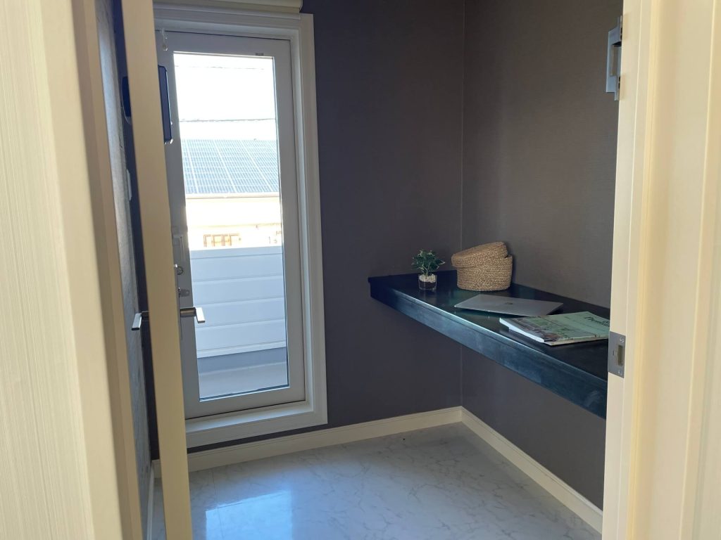 松本市内田中古一戸建ての2階に集中できる書斎スペースがあります。