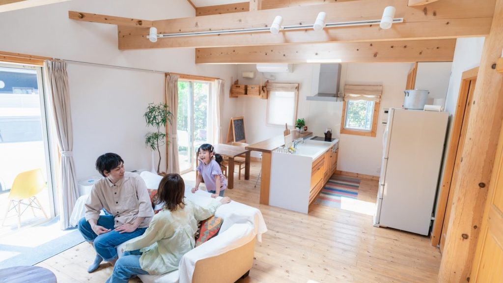 税制改正　住宅ローン減税がお得に。夫婦とお子様一人がリビングで仲良くくつろいでいるイメージ