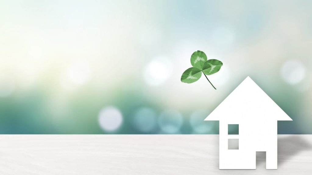 税制改正　住宅ローン減税がお得に　省エネ性能の高い中古住宅は優遇されます。エコ住宅のイメージ画像