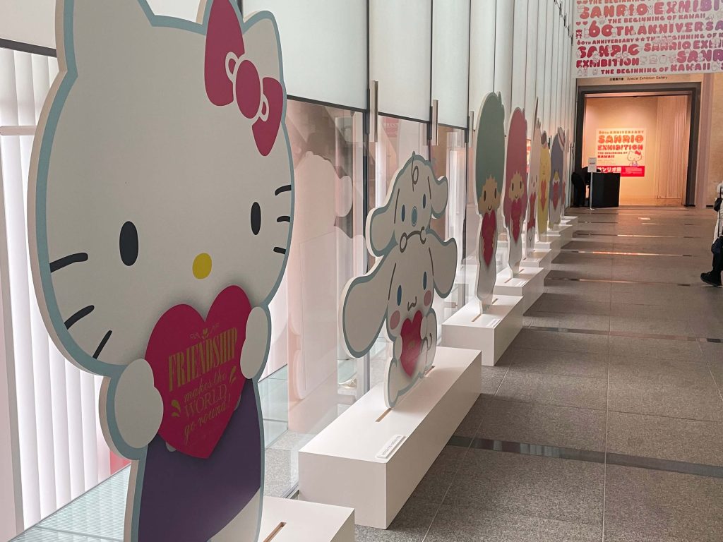 松本市美術館サンリオ展入り口のキティちゃん
