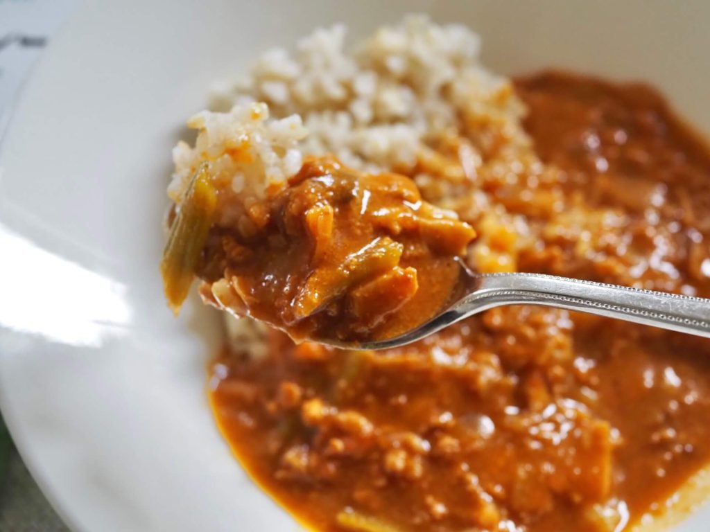 ツルヤオススメ　信州野沢菜のキーマカレーの見た目。美味しそう
